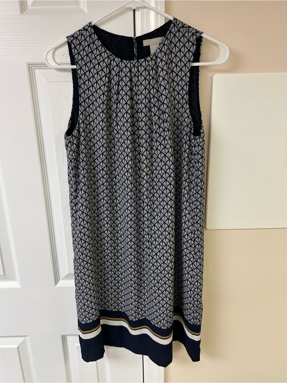 H&M navy blue and cream geometric-patterned sleeveless shift dres